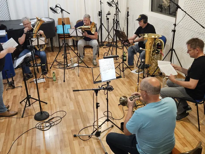 Musiker der Stadl Böhmischen bei Aufnahmen im Studio, mit Notenpulten und Mikrofonen